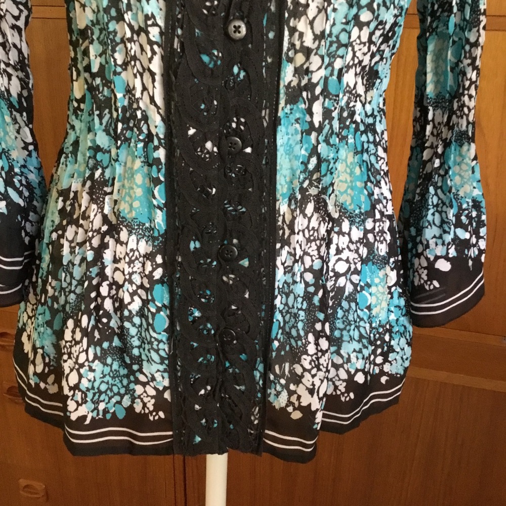 V NECK PLEATED BLOUSE WITH LACE ACCENT - Picture 6 of 12
